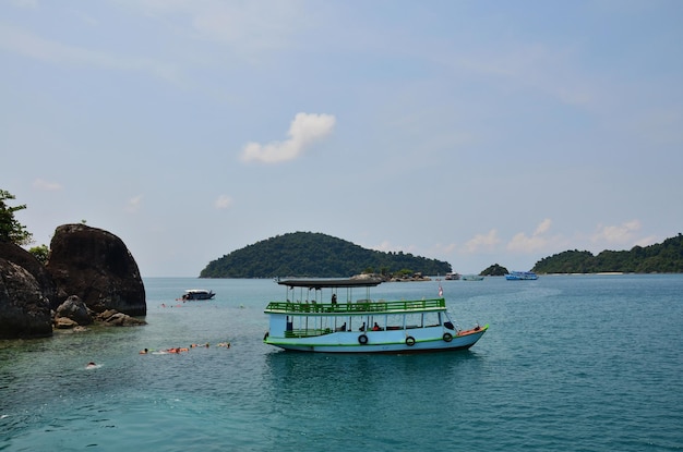 Rejs statkiem lub wycieczka statkiem postój do wysłania Odbierz Tajów i zagranicznych podróżnych Podróżuj Odpocznij Odpocznij i pobaw się pływając w oceanie morskim w Zatoce Tajlandzkiej na wyspie Koh Chang w Trat Tajlandia