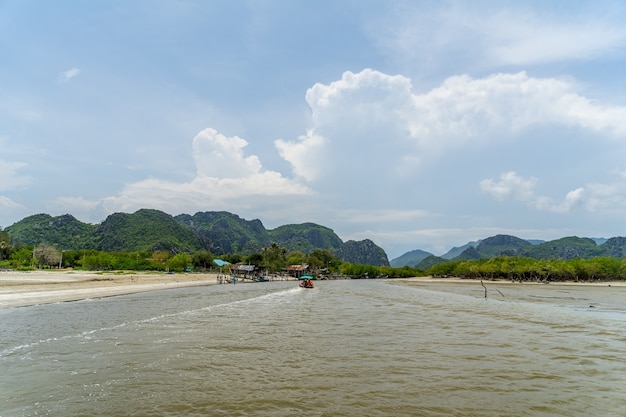 Zdjęcie rejs statkiem po kanale khlong daeng w parku narodowym khao sam roi yot, prowincja prachuap khiri khan