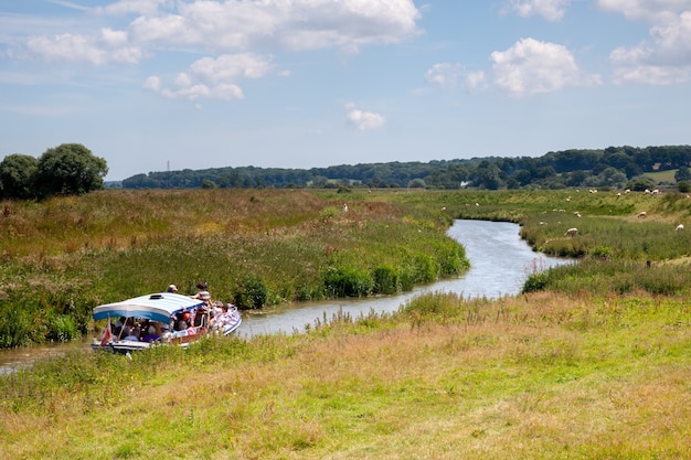 Rejs statkiem po rzece Rother w Bodiam we wschodnim Sussex