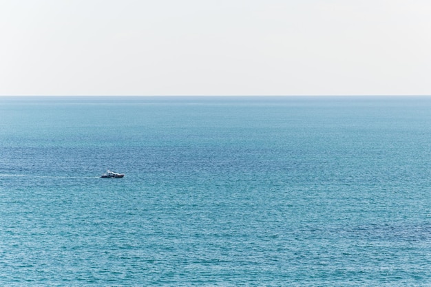 Rejsy łodzią po otwartym niebieskim morzu