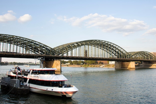 Rejsy po rzece zatrzymują się w porcie portowym w rzece Ren, aby wysłać i odebrać Niemców i podróżnych zagranicznych, odwiedź miasto Koln przy moście Hohenzollernów 10 września 2019 r. w Kolonii, Niemcy