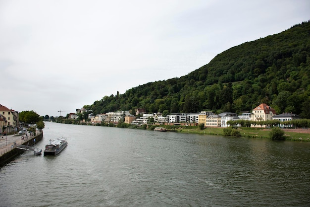 Rejsy statkiem po Renie i rzece Neckar przynoszą pasażerom wizytę i oglądanie rzeki starego miasta w Heidelbergu w dniu 25 sierpnia 2017 r. w Heidelbergu w Niemczech