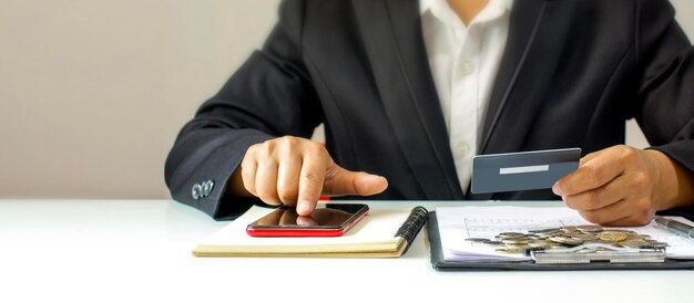 Zdjęcie ręka azjatyckiego mężczyzny używającego telefonu komórkowego używającego karty kredytowej do zapłaty koncepcji płatności kartą kredytową