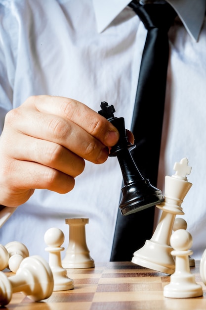 Ręka biznesmen bawić się szachy