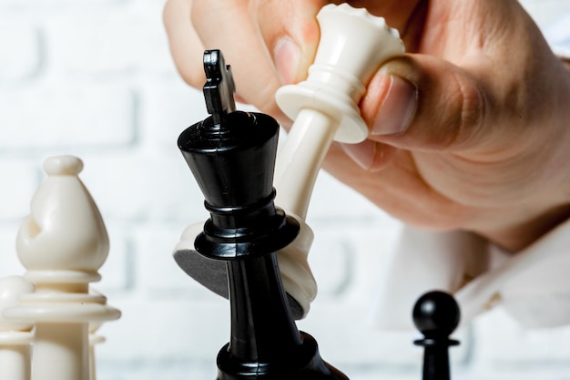 Ręka biznesmena grającego w szachy