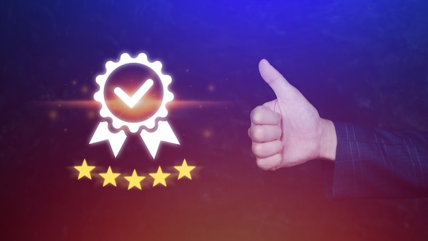 Ręka biznesmena pokazuje symbol najwyższej usługi Zapewnienie jakości 5 gwiazdek z kciukiem do góry Gwarancja najlepszego produktu Normy Certyfikat ISO i koncepcja standaryzacji