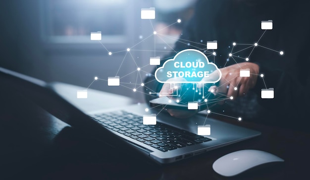 Ręka biznesmena trzymająca smartfon i laptop z diagramem przetwarzania w chmurze Technologia chmury Przechowywanie danych Koncepcja sieci i usług internetowych Udostępnianie w chmurze pobieranie i przesyłanie