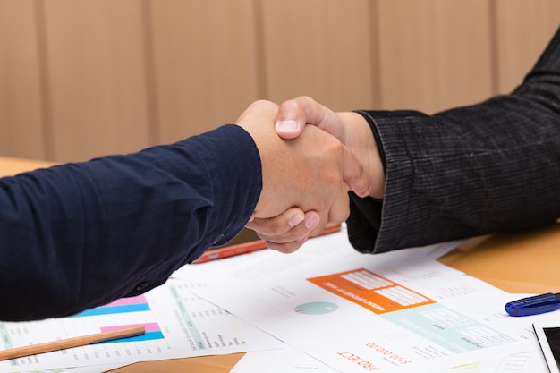 Ręka Biznesmenów Handshaking Po Spotkaniu.