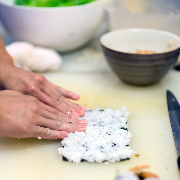 Ręka Chef Making Of Sushi Rolls