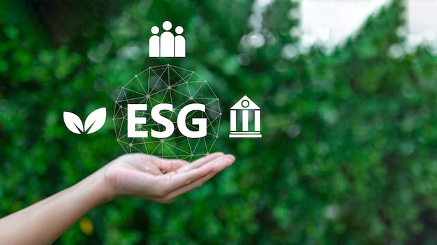 Ręka człowieka trzymającego ikonę zielonej ziemi ESG dla koncepcji zrównoważonego środowiska środowiskowego i zarządzania światem