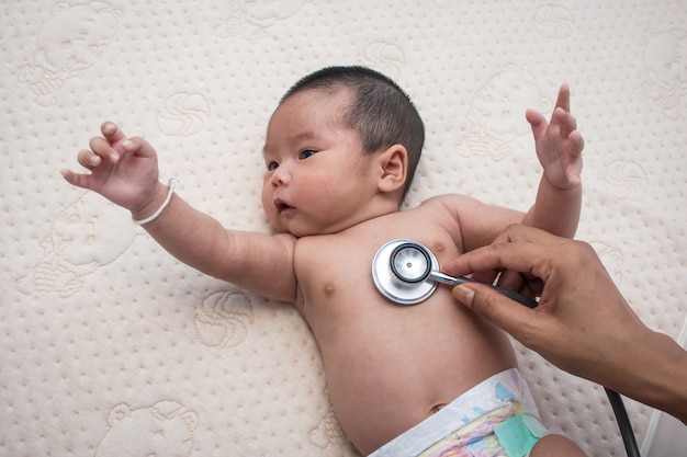 Ręka doktorska egzaminu dziecko z stetoskopem