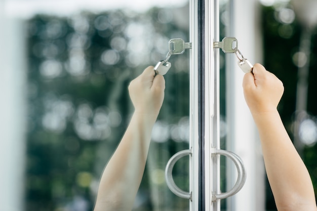 Zdjęcie ręka dziecka wkładanie klucza od domu do zamka drzwi wejściowych domu