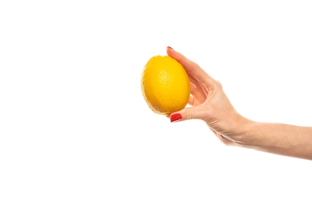 Ręka dziewczyny trzyma wycięty okrągły plasterek świeżej tropikalnej pomarańczy Pomarańcza w dłoni kobiety na białym tle jest izolowana Plasterek pomarańczy Dziewczyna delikatnie trzyma w ręku cytrus