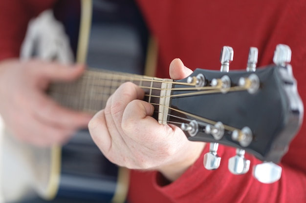 Ręka gra na gitarze ludowej