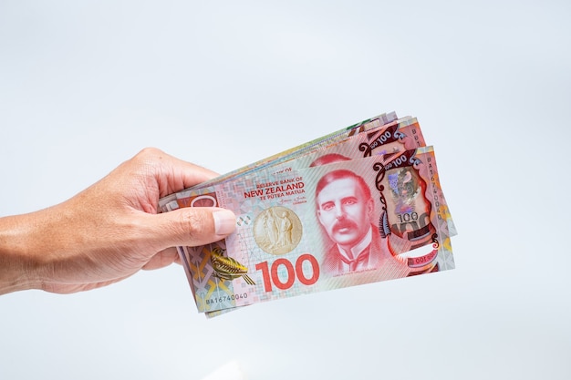 Ręka Holing Nowa Zelandia 100 Dolarów Banknotów Na Białym Tle