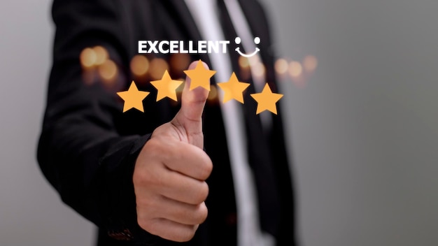 Ręka klienta ze złotą pięciogwiazdkową ikoną opinii i doskonałą oceną na poziomie prasy za przyznanie najlepszego punktu do przeglądu koncepcji biznesowej usługi