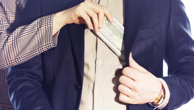 Ręka kobiety, biorąc pieniądze papierowe od ręki mężczyzny. Wymiana banknotów Płacenie kobiety za usługę lub łapówkę