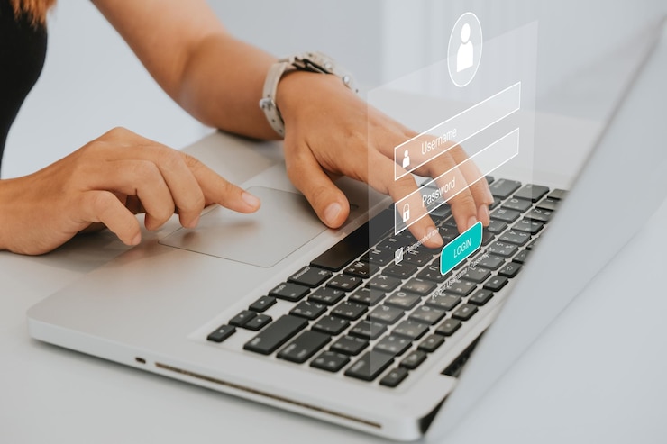 Zdjęcie ręka kobiety pisząca na klawiaturze z nazwą logowania i hasłem na ekranie wyświetla koncepcję cyberbezpieczeństwa, ochronę danych i zabezpieczony dostęp do internetu
