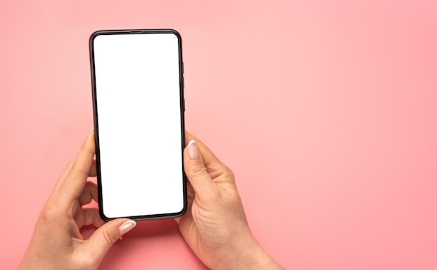 Ręka kobiety za pomocą telefonu komórkowego na białym tle Kobiece ręce z telefonu komórkowego telefon komórkowy pusty biały ekran makieta Zakupy dostawy aplikacje aplikacje mediów społecznościowych reklamy