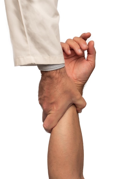 Ręka lekarza trzymającego i podnoszącego rękę chorego Pomoc osobom chorym