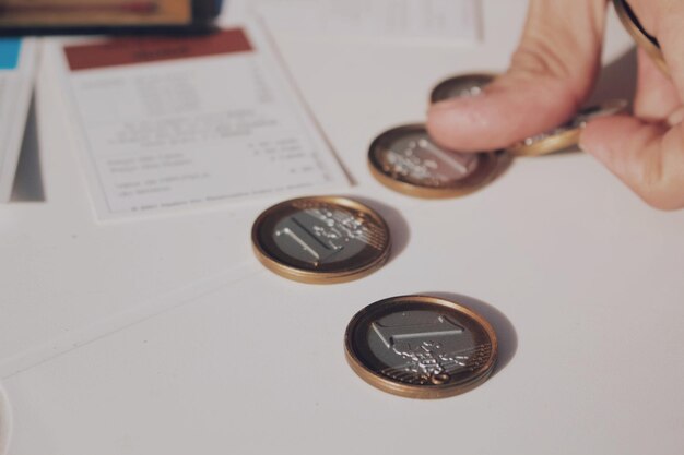Zdjęcie ręka licząca monety na stole