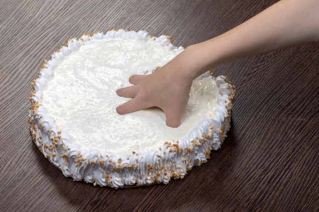 Ręka łzawiąca duży biały tort