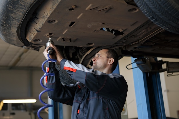 Ręka Mechanika Samochodowego Z Kluczem. Warsztat Naprawy Samochodów.