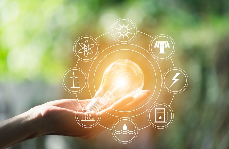 Zdjęcie ręka mężczyzna trzyma żarówkę i kopiuje przestrzeń dla energii