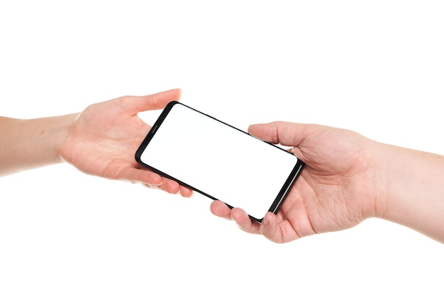 Ręka mężczyzny dająca smartfonowi pusty ekran z nowoczesnym, bezramkowym designem dłoni kobiety na białym tle