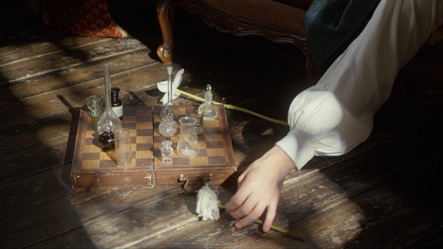 Ręka mężczyzny gra w szachy z kolbami na zdjęciu premium szachownicy