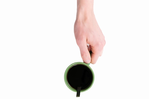 Ręka mężczyzny trzymająca filiżankę zielonej kawy na białym tle Kąt widzenia z góry Pojedyncze gospodarstwo Gorący Pusty pojemnik Naczynie męskie Odświeżenie Aromat Aromatyczny Podążaj ścieżką Przerwa dla chłopca