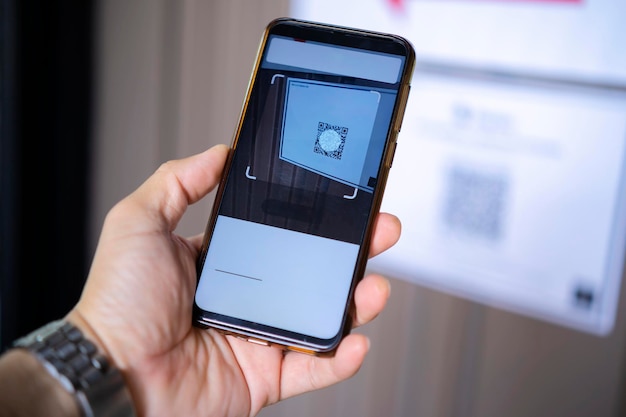 Zdjęcie ręka mężczyzny trzymająca smartfon skanujący kod qr na białym tle koncepcja biznesowa