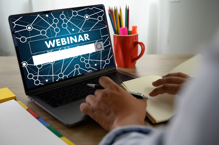 Zdjęcie ręka mężczyzny webinar na stole biznes, kawa, telefon webinar w podzielonym brzmieniu