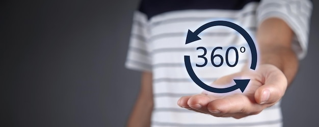 Ręka mężczyzny Wyświetlono symbol 360 stopni