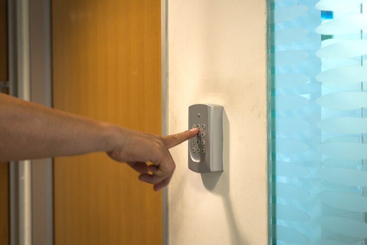 Ręka osoby wprowadzającej kod w systemie zabezpieczeń