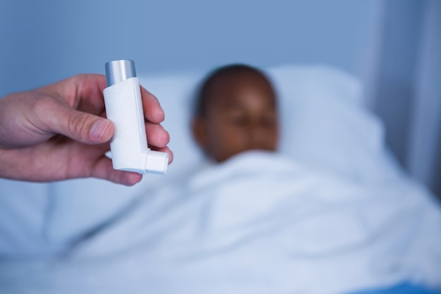 Ręka pielęgniarki mienia astmy pompa w oddziale