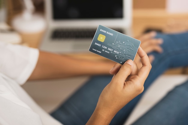 Zdjęcie ręka pokazuje makietę karty kredytowej