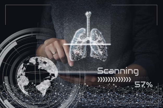 Ręka pokazuje skanowanie płuc osoby. Covid19. Skanowanie płuc człowieka.