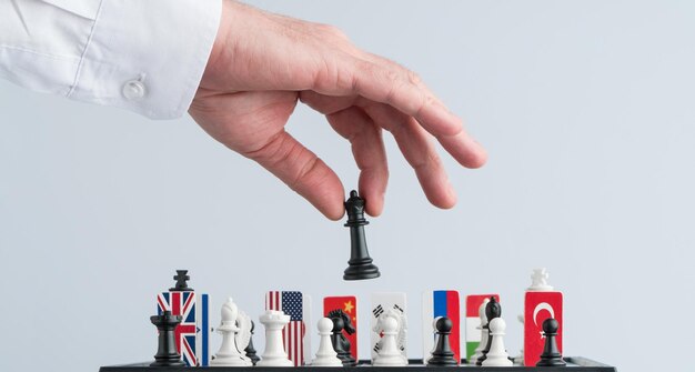 Ręka polityków przesuwa figurę szachową Koncepcyjne zdjęcie gry politycznej i strategii