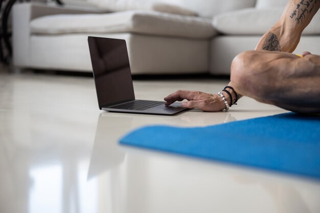 Zdjęcie ręka poruszająca się po touchpadzie czarnego laptopa