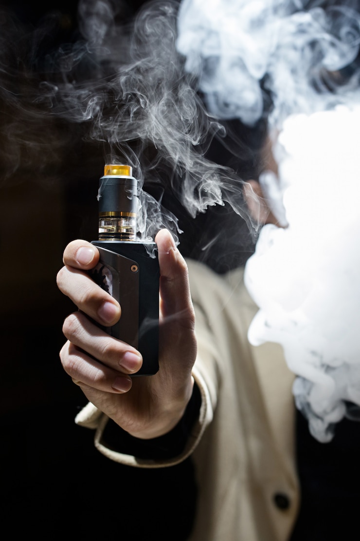 Zdjęcie ręka rozciąga się do przodu z vape