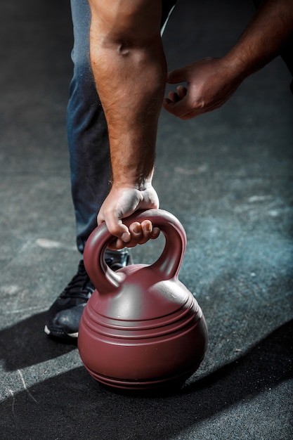 Ręka siłacza, trzymając kettlebell gimnastyczny