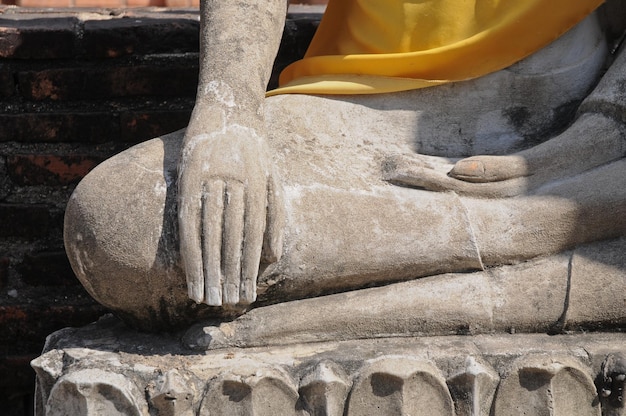 Ręka spokojnego posągu Buddy w starożytnym mieście Tajlandii