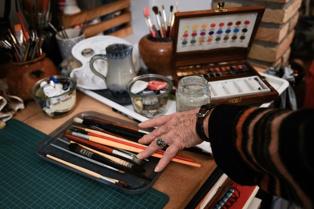 Ręka Staruszki Bierze Pędzle Do Malowania Akwarelą