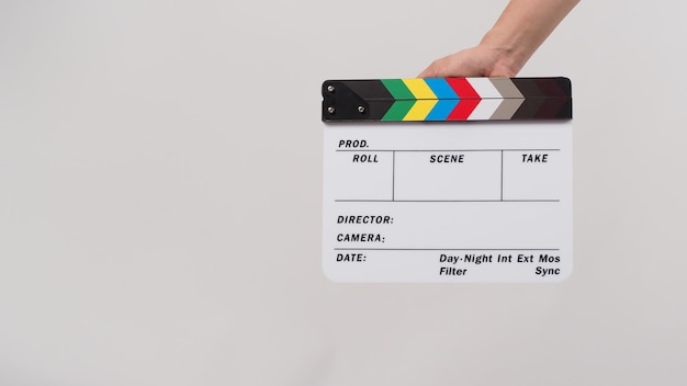 Ręka Trzyma Clapperboard Lub Tabliczkę Filmową. Wykorzystuje Się Go W Produkcji Wideo, Filmie, Przemyśle Kinowym Na Białym Tle.