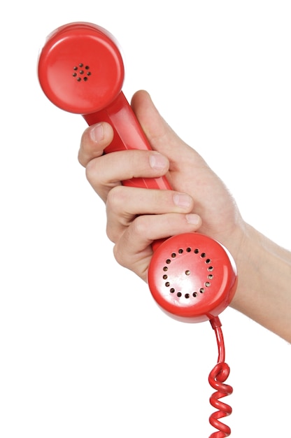 Ręka trzyma czerwony telefon na białym tle