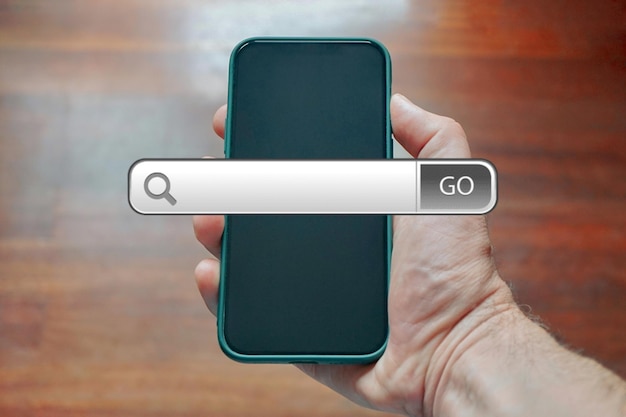 ręka trzyma inteligentny telefon wyszukiwania w Internecie