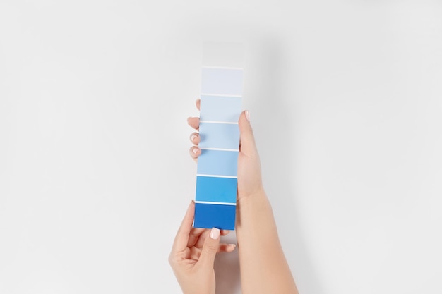 Ręka trzyma Katalog wzorów palety kolorów