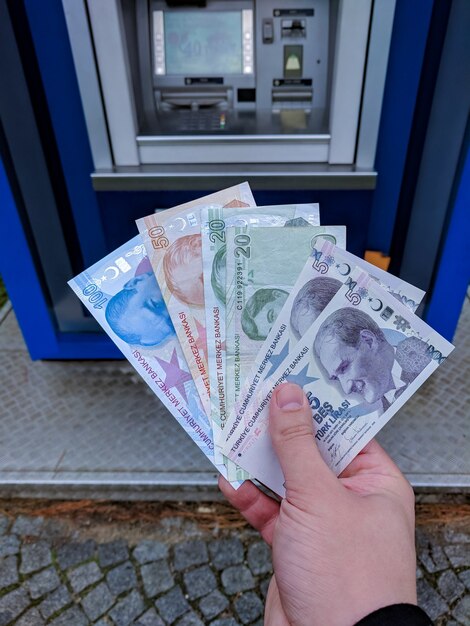 Ręka Trzyma Kilka Tureckich Lirów W Pobliżu Atm