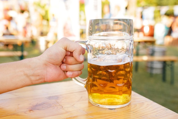 Ręka trzyma kufel piwa opiekania Octoberfest